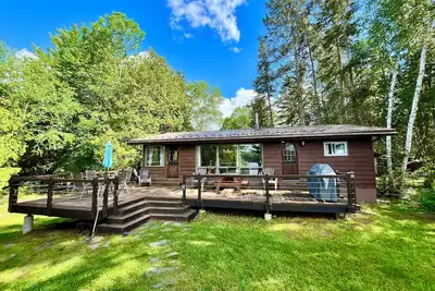 Image de Waterfront cottage on 1. 3 acres, great fishing, boating & hiking on Restoule!