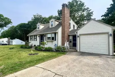 Image de 24 Riverbank Road. Footbridge Beach 5 bedroom Family Cape!