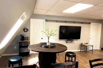 Image de 2 Person Rain Shower-Cozy Cottage+King Bed+15 Min ⛷️Kayaks+Wine Barrel Table