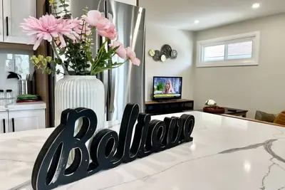 Image de Toronto 6 Bedroom Free parking and Wi-fi