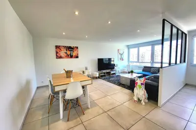 Image de grand t2 lumineux avec place de parking privative