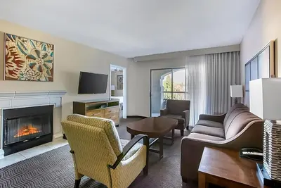 Image de Charming Couple Retreat w/ Kitchen & Balcony | Hotel w/ Scenic Red Rocks Views