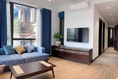 Image de High- serviced apt w 2br, parking & view incenter