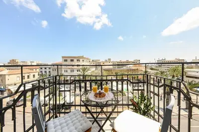 Image de Vintage Charm 1br Apt with City View Balcony by Sea N' Rent