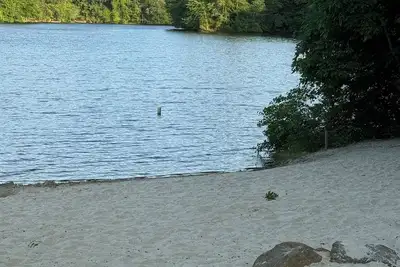 Image de Lakefront home in a Tree Fort like setting  perched above the Spectacular Lake! !