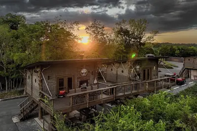 Image de 2 Treehouses + Bridge | Tarzan & Jane | 2 Slides | Sleeps 12 | Near Dollywood