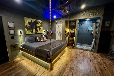 Image de Luxury Smoky Mountain Family Treehouse | 20-Ft. Slide | Secret Beds | Swings