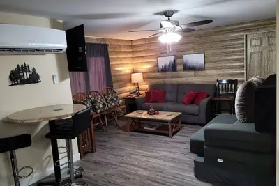 Image de Cabin Oasis in the Suburbs!