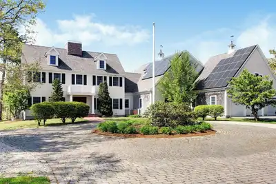 Image de Cape Cod Mansion on a Private Airpark