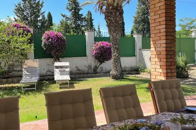 Image de Independent villa within walking distance of the sea.