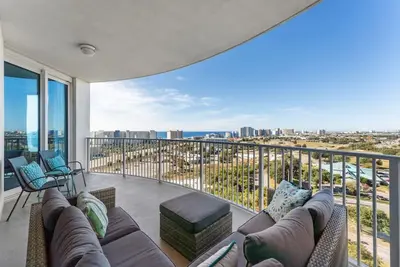 Image de Top floor with 2 King Masters & Water Views!