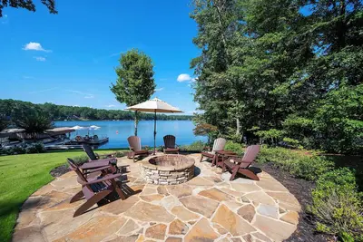 Image de Large lake-lodge home. . . convenient location, well-decorated & lots of amenities