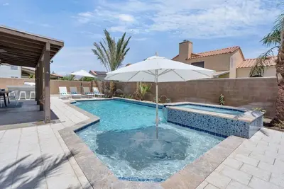 Image de Enjoy Game Room, Pool, Spa, Bbq, FirePit and More!