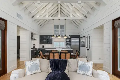 Image de Stylish Cottage with brick courtyard + outdoor fireplace