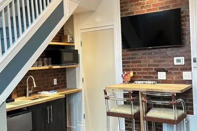 Image de Stadium Stays #7. Three city blocks from Lucas Oil stadium with Free Parking.