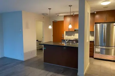 Image de Steps away from water and Stanley park