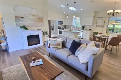 Stunning 2Br/2Ba Pool Home Near Beaches