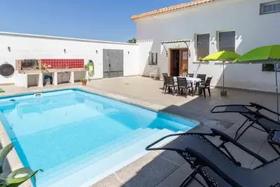 Image de Maison avec piscine, wifi et barbecue