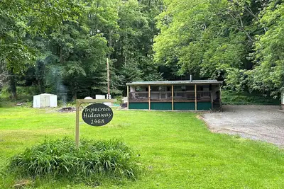 Image de Triple Creek Hideaway is located so close to hiking trails and ski resorts!