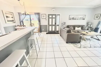 Image de The Captain’s Quarters - Walk To Beach!