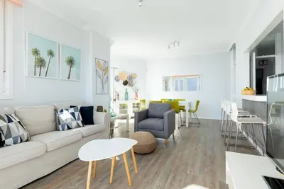 Image de Spacious beachfront apartment with communal pool