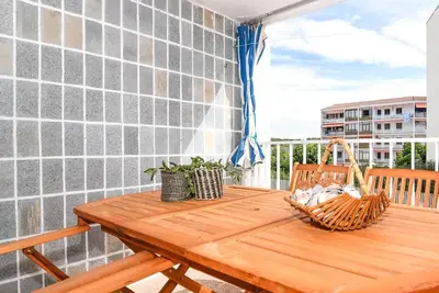 Image de Appartement de 3 chambres à coucher, à moins d'une minute de la plage