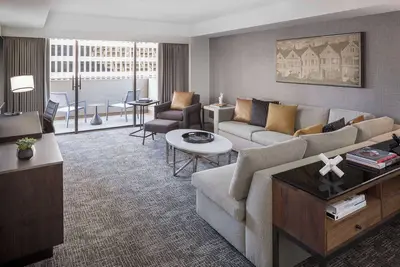 Image de 2 Connecting Suites at a 4⭐️ Hotel