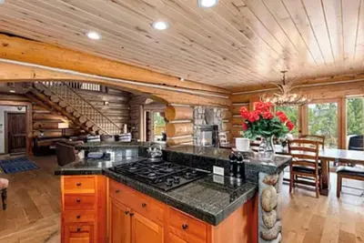 Image de Welcome to this exquisitely constructed, custom log home.