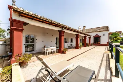 Image de Maison de campagne 'El Altabacar' avec piscine partagée, Wi-Fi et climatisation
