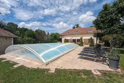 Image de Maison Spacieuse en Village, Équipée et Confortable, avec Accès Rivière et Garage.