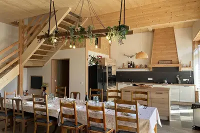 Image de Refuge familial avec piscine, aire de jeux et confort moderne à Blomard