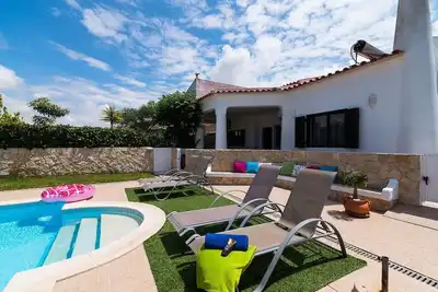 Image de Vila com Piscina Privada, Perto da Praia com Internet e Jardim