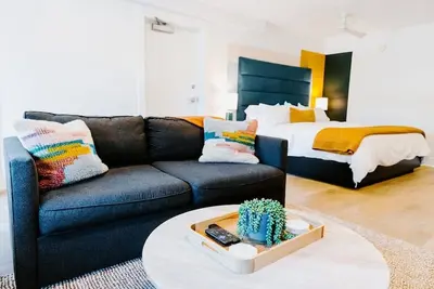 Image de Sound Engineer's Suite:  Luxe Music Row Stay!