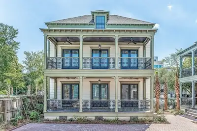Image de Charleston Luxury | Local Design 4br w/ Balcony!