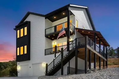 Image de Majestic · Lux Lake View Retreat Sleeps 12, Theater, Hot Tub