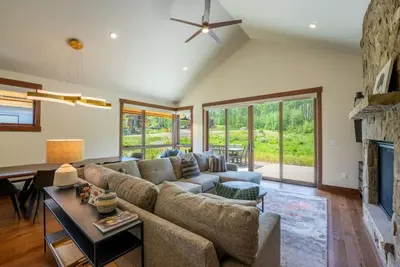 Image de Aspen Aerie - Luxury Rental, Backs to National Forest