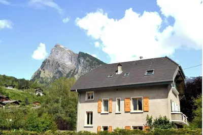 Image de Toute la maison avec jardin, peut accueillir 9 personnes