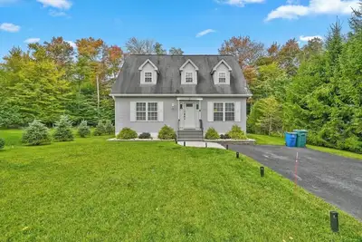 Image de Evergreen Villa: Great Summer Getaway, Hot Tub, Fire Pit, Lake, Pool