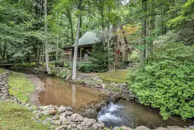 Image de Creekside Fairytale Cabin