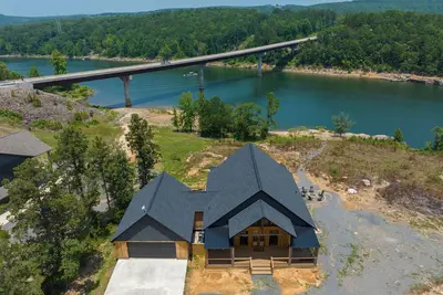 Image de New! 4 Bed 3 Bath Greers Ferry Lakefront Home with Private Playground!