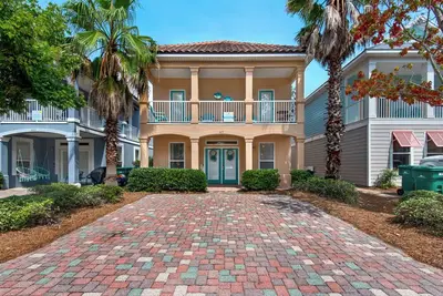 Image de ⛱️So Stinkin Cute-Artsy&Whimsical 4br w\/2King Masters⛱️Lagoon Pool+Beach Shuttle