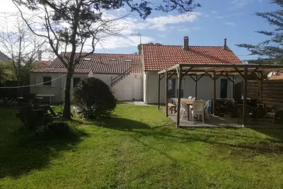 Image de Propriété à 800 m des Plages sur Terrain Boisé de 3000 m2