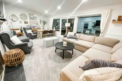 Image de 5645 116th Ave Ne Kirkland Whole House · Spacious Kirkland Work-Ready Home-2 Off