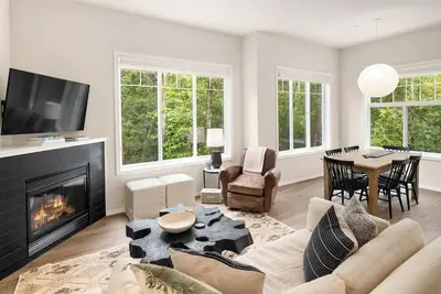 Image de Unit 4 One Central · Newly Remodeled Executive Home - Unit 4