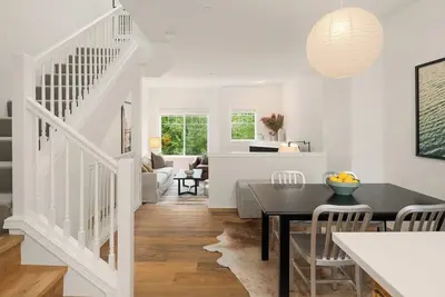 Image de Unit 3 One Central · Newly Remodeled Bellevue Executive Home - Unit 3