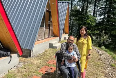 Image de one cabin cottages with green surroundings and Mountain View