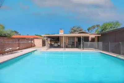 Image de No Cleaning Fee! Spacious Desert Retreat w/Jacuzzi/Private Pool/Fireplace