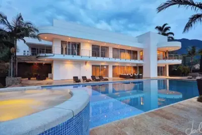 Image de Marble Pool Mansion 12 Bedroom Butler Jacuzzi