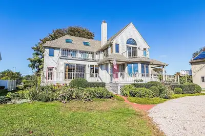 Image de Scenic Harbor View Cape Cod Escape with Balcony\n