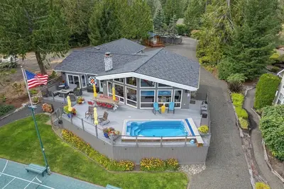 Image de July Availability Waterfront Home with Pool